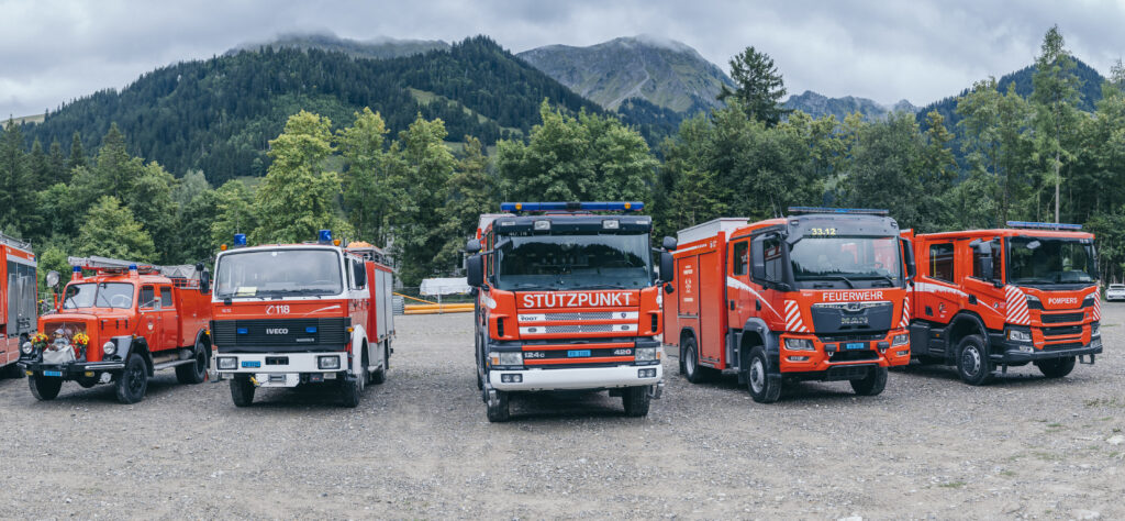 Les cinq générations de tonnes-pompes acquises par l’ECAB depuis 1965 étaient exceptionnellement réunies le 29 août au Lac Noir, à l’occasion des 60 ans du premier Magirus. / Die fünf Generationen der Tanklöschfahrzeuge der KGV seit 1965 am 29. August zusammen am Schwarzsee, anlässlich des 60-jährigen Bestehens des ersten Magirus